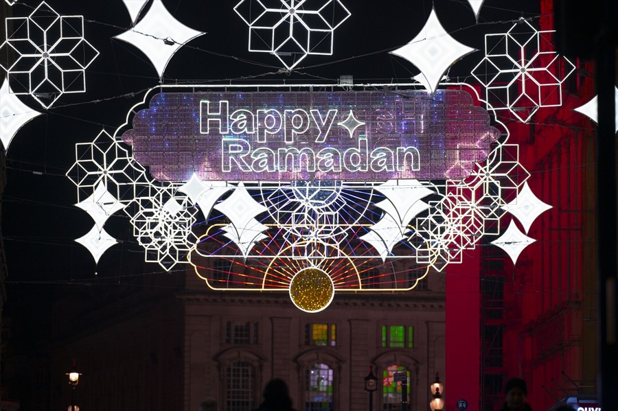 Ramazan ışıkları şehirleri aydınlatmaya başladı