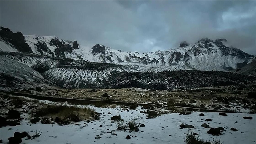 Erciyes'in zirvesine kar düştü
