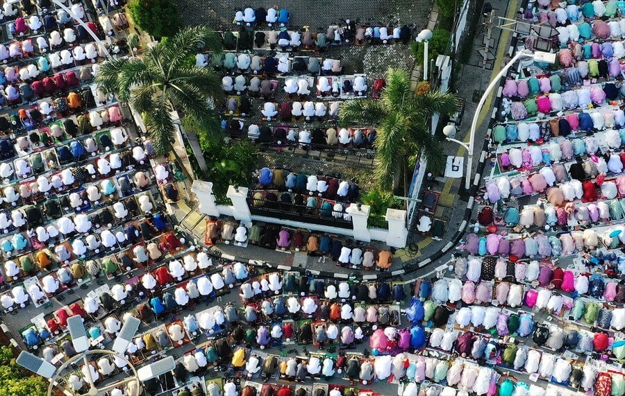 Dünyada Bayram Namazı coşkusu meydanlara taştı