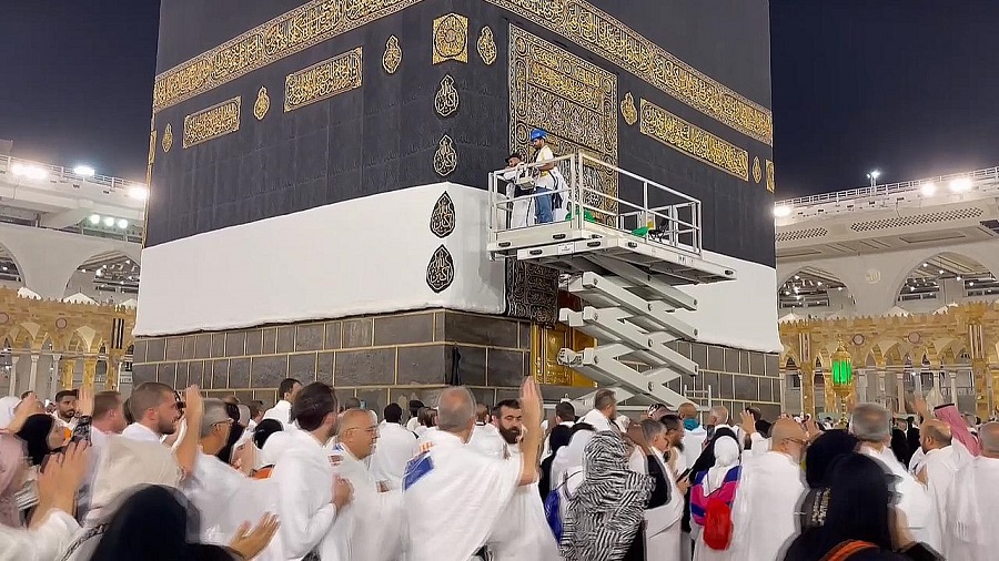 Kabe'nin örtüsü temizlendi