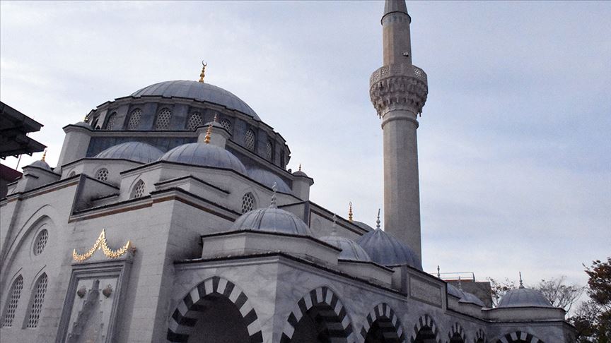 Tokyo Camisi'ne gelen Japonlar toplu iftarlara katılıyor