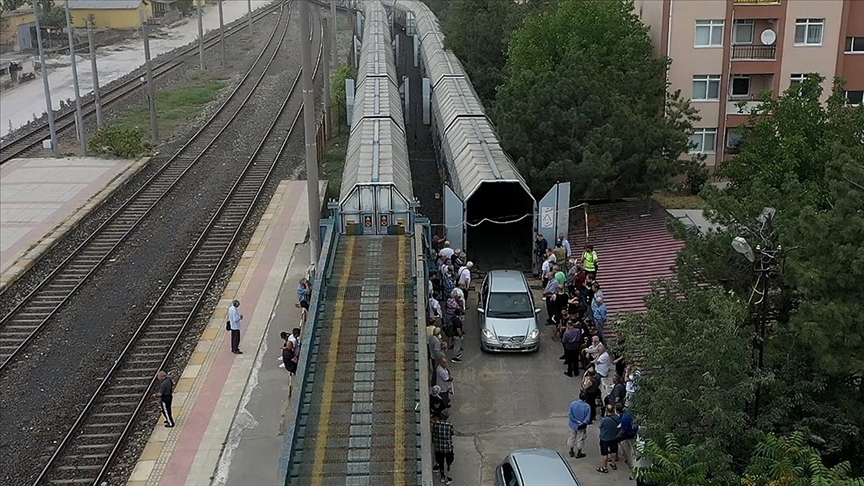 Bazı gurbetçiler arabalı trenle geliyor