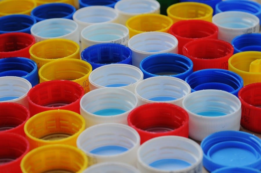 Plastiklerin rengi de çözülme sürelerini etkiliyor