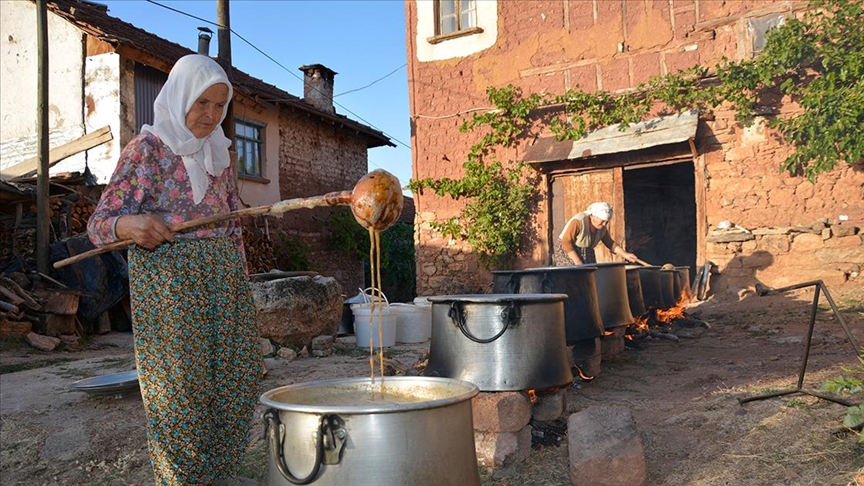 Manisa'da kazanlar pekmez yapımı için kaynıyor