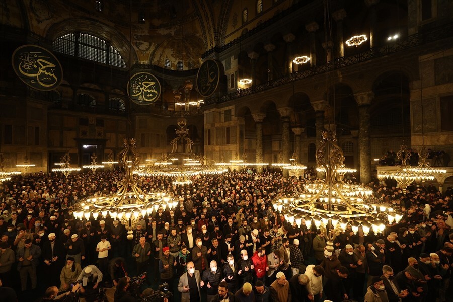 Ayasofya-i Kebir Camii'nde 88 yıl sonra teravih kılındı
