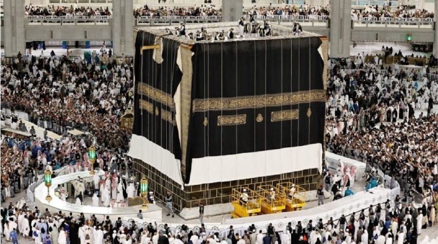 Hicri yeni yıl ile birlikte Kabe'nin örtüsü değiştirildi