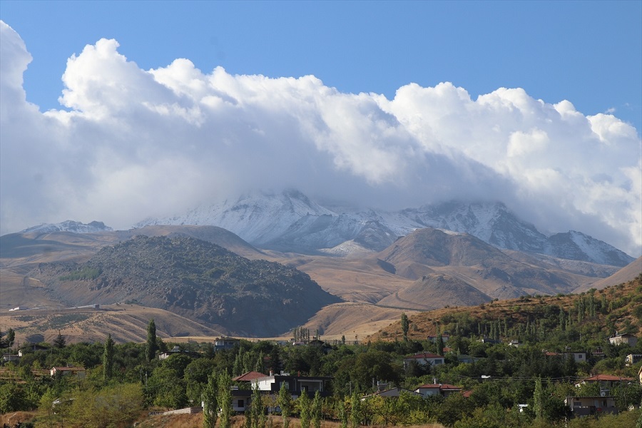 Erciyes Dağı'na kar yağdı