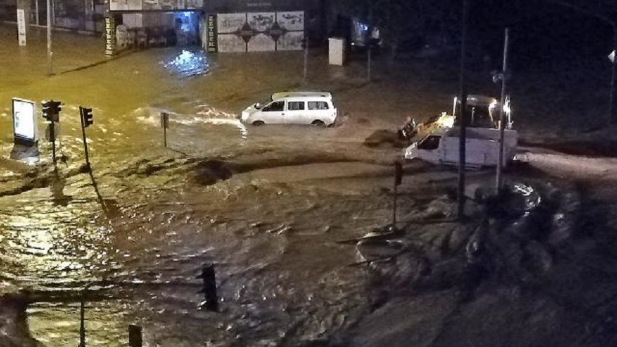 Antalya'da kuvvetli yağış sele neden oldu