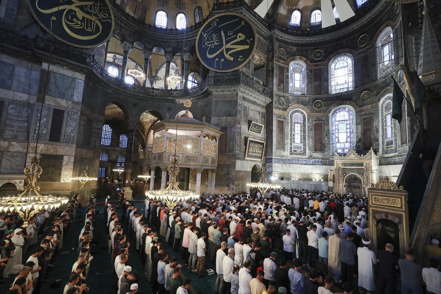 Camilerde Bayram Namazı coşkusu