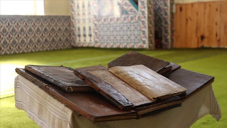 Köy camisinde yüzlerce yıllık el yazması Kur'an korumaya alındı