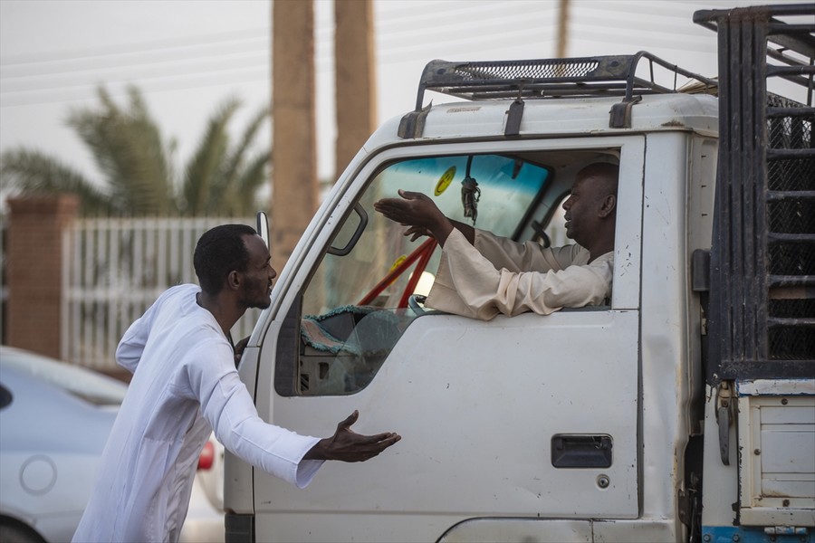Sudan'da yoldan geçenler iftara davet ediliyor