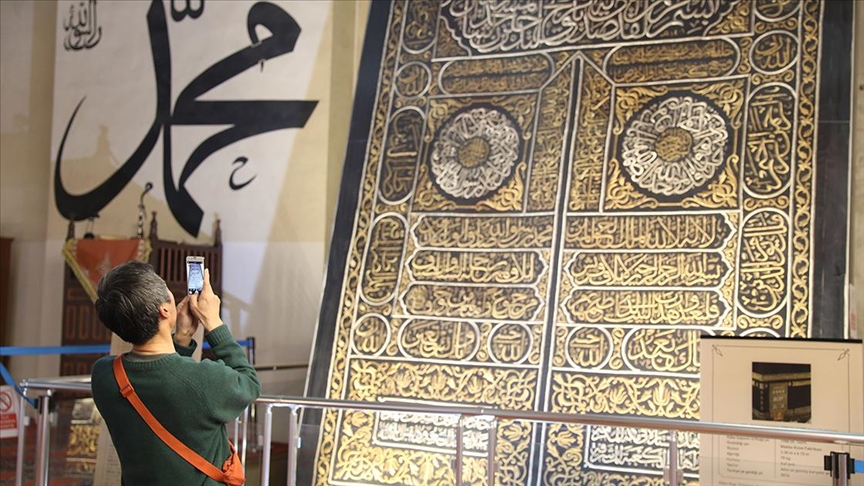 Kabe taşı ve örtüsü Eski Cami'nin ziyaretçilerini artırdı
