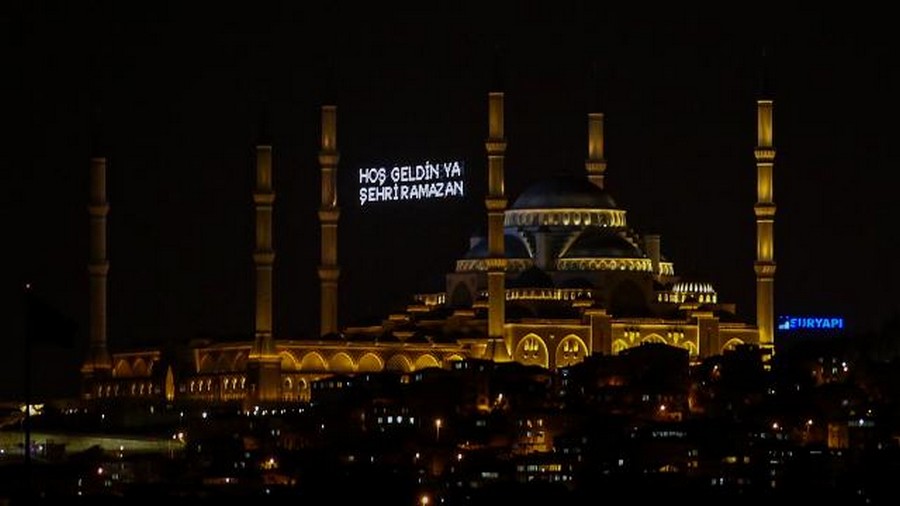 İlk teravih ve ilk sahur ile 1445 Ramazan başlıyor
