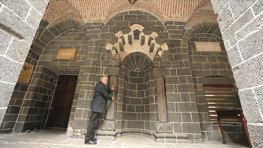 Denge taşları Mesudiye Medresesi'nin hasarsızlığını gösterdi