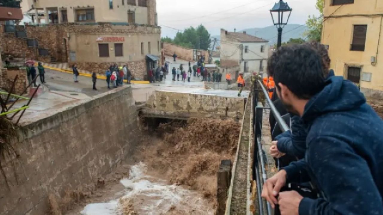 İspanya’da sel ulaşımı aksattı